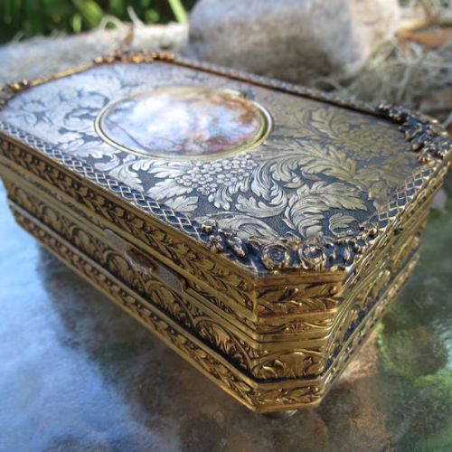 Antique Box With Singing Bird